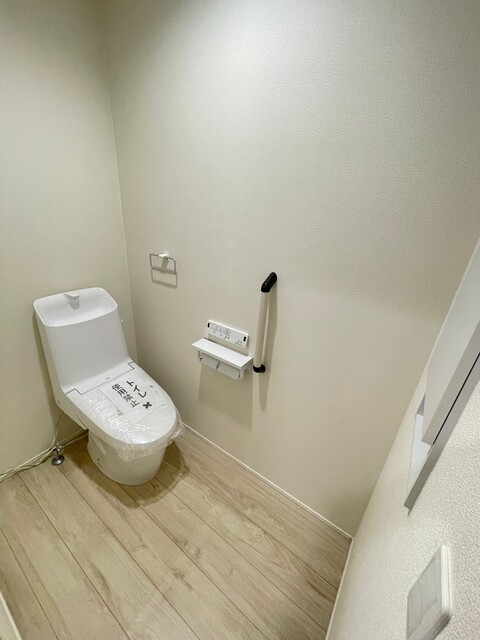あるのとないのでは足腰への負担が全然違うトイレに手すり付きです。のスライド画像