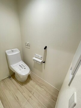 あるのとないのでは足腰への負担が全然違うトイレに手すり付きです。