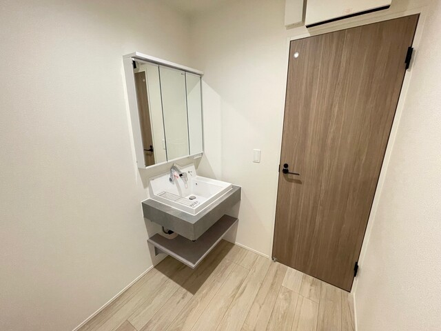 女性のお化粧や男性の身だしなみに洗面台は不可欠のスライド画像