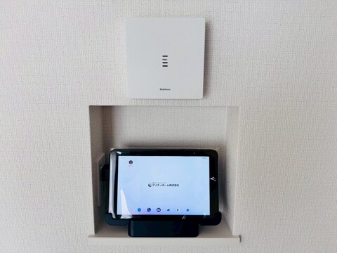 【IDリンク】<br>付属のタブレットやスマホアプリからインターフォンや家電の操作が可能。安心をサポートする機能も充実しています。