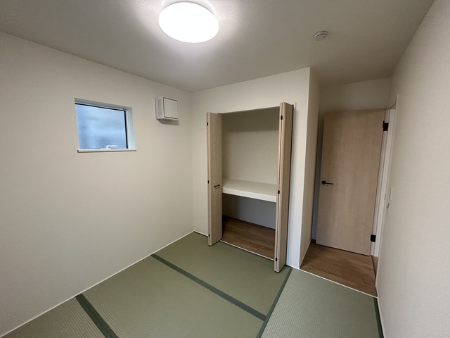 リビングダイニングと隣接の和室。のスライド画像