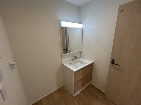 洗面台。広々としたボウルに水栓は洗髪もしやすいリフトアップタイプ。<br>LED照明にミラーには曇り止めヒーター内蔵です。