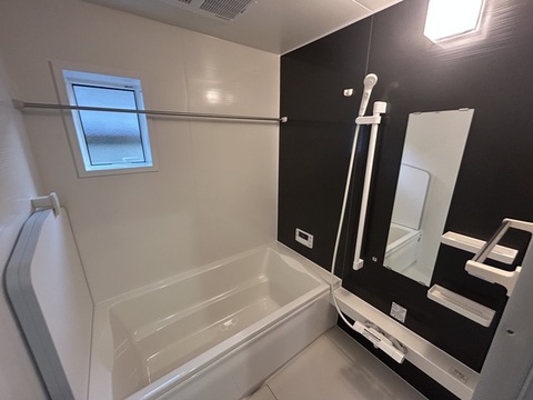 浴室。浴室暖房乾燥機完備。