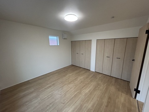 ２階主寝室。８帖の広々寝室。