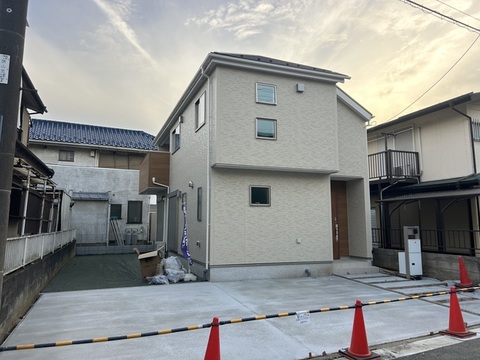 外観写真。カースペース２台。