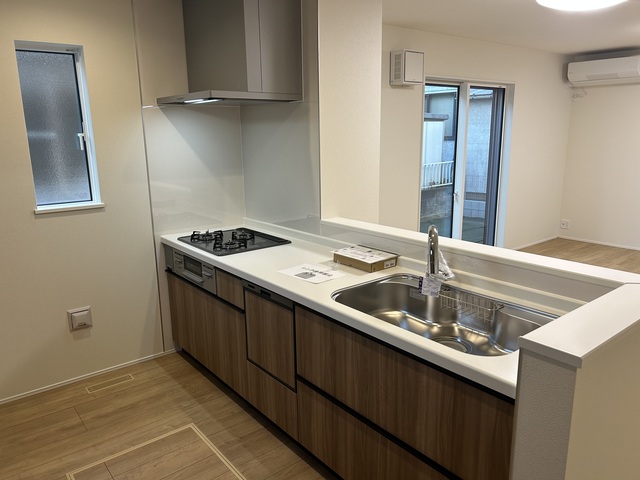 食洗器付きキッチン。対面キッチンで家族の様子をみながら！会話をしながら！楽しく調理できます。のスライド画像