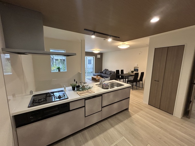 キッチン：I型キッチンで動きやすい導線が圧迫感を感じることなく軽やかな気分でキッチンに立てます。のスライド画像