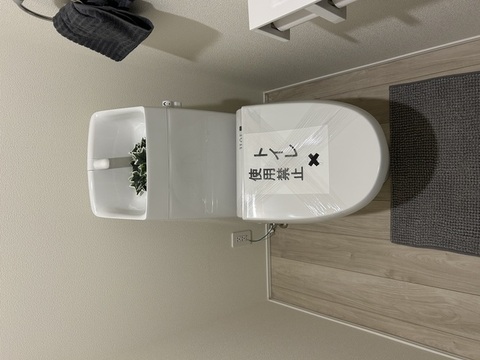 トイレ：２か所あるトイレのうち、こちらのトイレは通常より広めのつくりになってます。