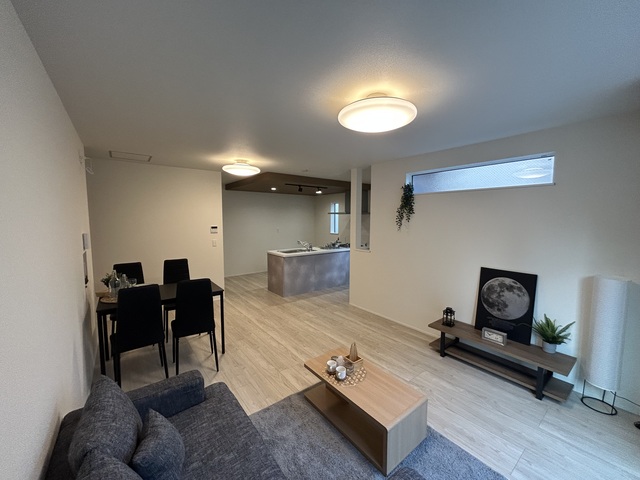 友人や親戚が集まっても、窮屈さを感じさせない広々とした20.25帖のLDK。キッチンからリビング全体が見渡せる開放的な設計です。のスライド画像