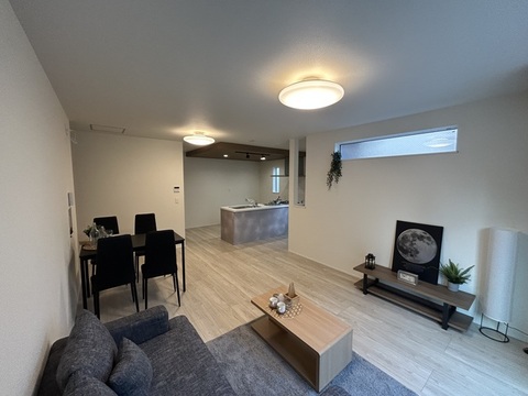 友人や親戚が集まっても、窮屈さを感じさせない広々とした20.25帖のLDK。キッチンからリビング全体が見渡せる開放的な設計です。