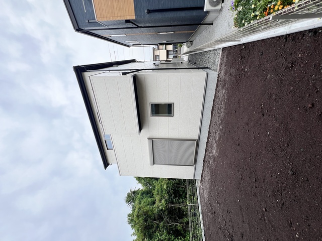 広めの庭は、芝生にしたり家庭菜園にすることも可能です。のスライド画像