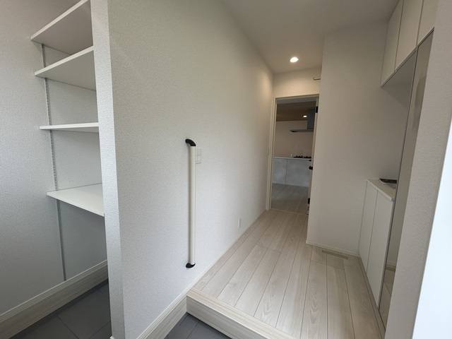 1号棟　雨具やアウトドア用品の収納に便利な玄関のスライド画像
