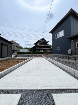 １号棟：駐車場