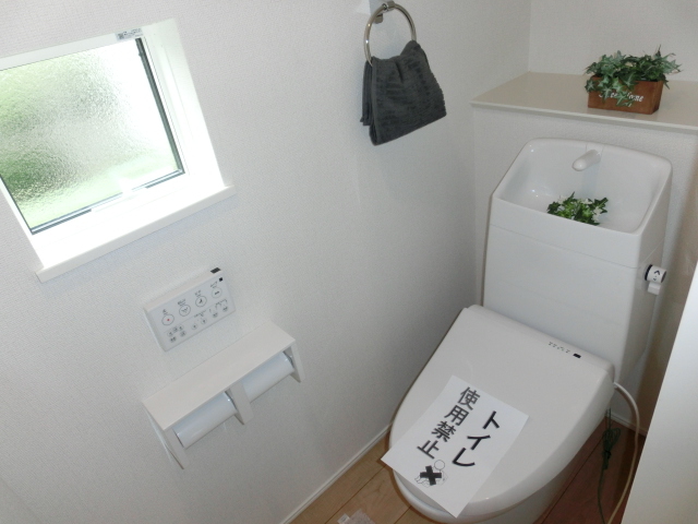 小窓のある明るいトイレのスライド画像