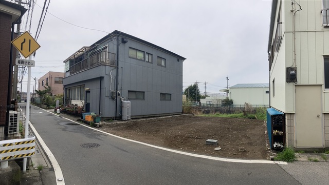 １号棟　前面道路含む現地写真<br>気分転換には外の空気で深呼吸するのがいちばん！のスライド画像