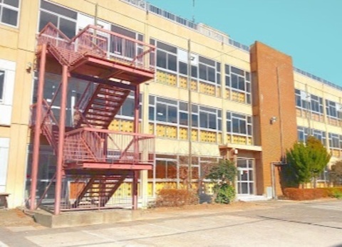  草加市立川柳中学校：750m