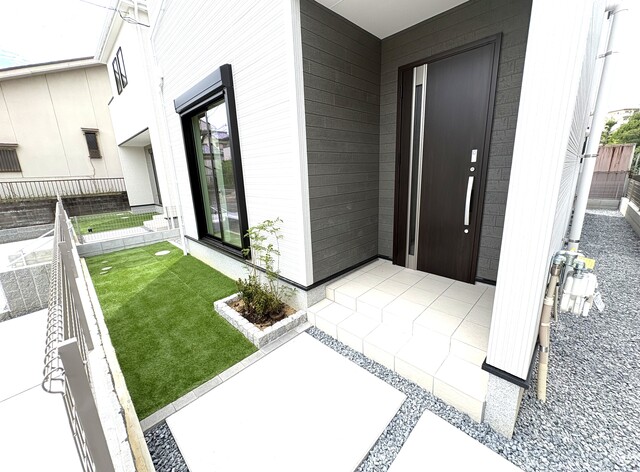 住まいの「第一印象」となる玄関（2号棟）のスライド画像
