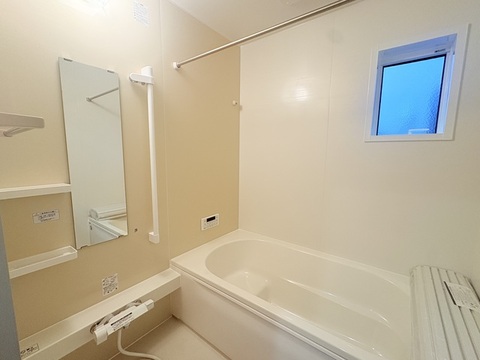 一日の疲れを癒す♪ゆったりくつろぎバスルーム。<br>追い炊き機能付きだから入浴時間がバラバラでも安心♪