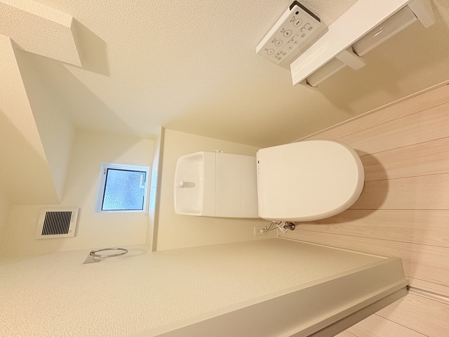 飾り棚があってインテリアを楽しめる♪こだわりのトイレ空間のスライド画像