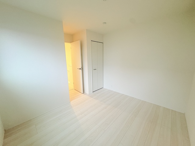 暮らしに合わせて自由に使える♪5.7帖の洋室のスライド画像