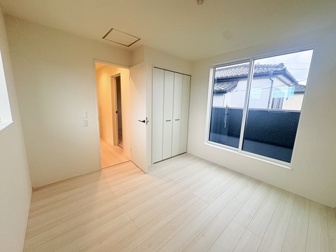 陽だまりを楽しむ♪バルコニー付きの快適な洋室。<br>