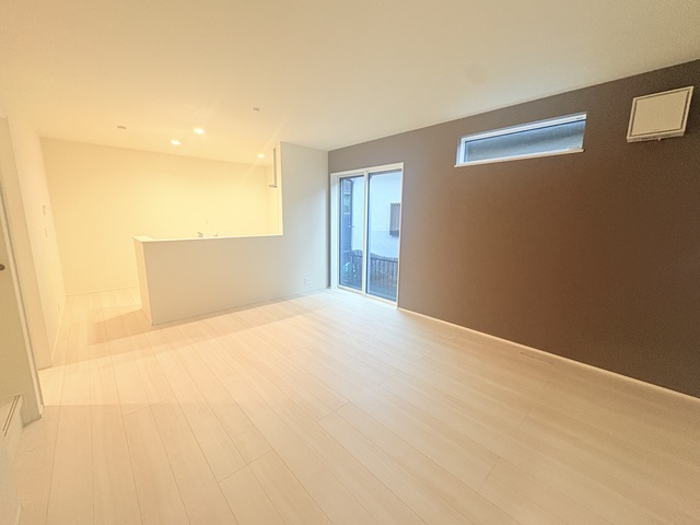 明るく開放的な15.0帖のリビングダイニング。一面のアクセントクロスで、こだわりの空間に♪のスライド画像