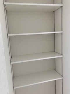 【２号棟】食品や飲料、調理家電までスッキリ収納。キッチンが片付き、毎日の家事がもっと快適になる便利な収納スペースです。のスライド画像