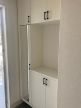 【２号棟】家族みんなの靴をしっかり収納。玄関をいつでもきれいに保ち、気持ちよくお客様を迎えられます。