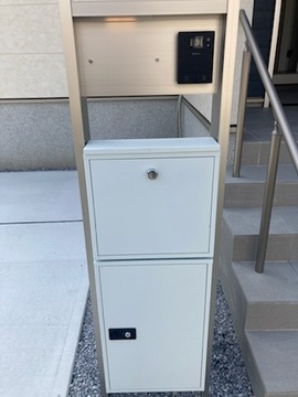 【２号棟】いつでも受け取れる安心安全の宅配BOXです。