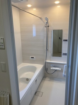 【２号棟】足を伸ばしてくつろげる浴室は、毎日のバスタイムを快適に。心も体もリフレッシュできる癒しの空間です。