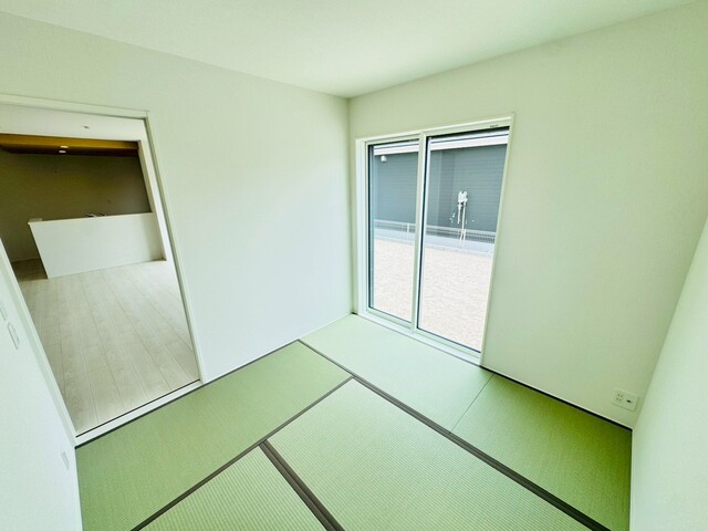 【1号棟】<br>ホッと一息つくことができる、落ち着いた畳コーナーのスライド画像