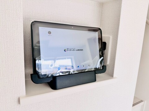 【1号棟】IDリンク<br>付属のタブレットやスマホアプリからインターフォンや家電の操作が可能。安心をサポートする機能も充実しています。