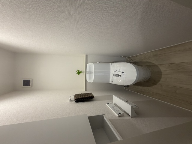 トイレットペーパーや小物をしまえる収納付きで、生活感を隠せる。のスライド画像