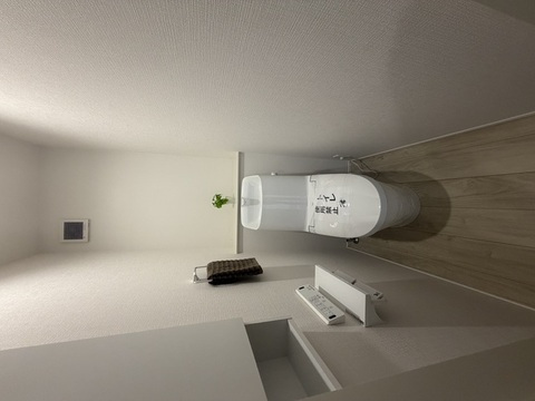 トイレットペーパーや小物をしまえる収納付きで、生活感を隠せる。