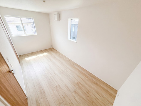 6.25帖のお部屋。ベッドやデスクを置いてもゆとりがあり、レイアウトが楽しめる空間