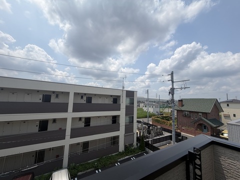 ３階から眺める景色は空が近くて最高です。特に夜は静かで一日の終わりにリフレッシュ出来る場所になる事間違いなしです。