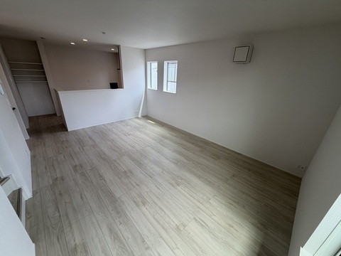 【２号棟】17.14帖の開放感を楽しむ、ワンランク上のリビング空間。<br>2階だからこそ叶う、明るくのびやかな暮らしをお楽しみいただけます。