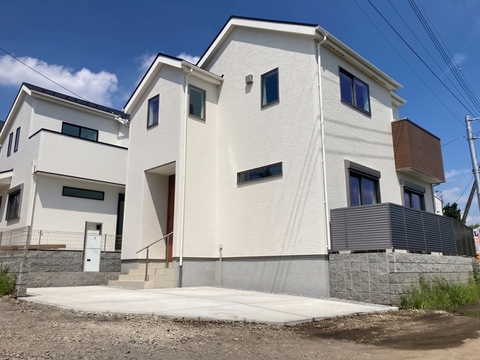 【２号棟】清潔感あふれるホワイトカラーの外観！<br>シンプルながらも洗練されたデザインで、<br>街並みに映える上品な住まいです♪