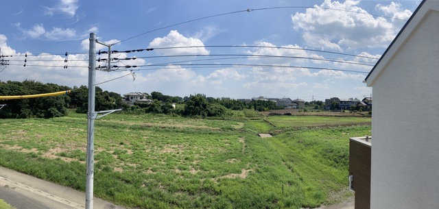 【３号棟】高い建物に囲まれない、開放感あふれる眺望！<br>視界を遮るものが少なく、<br>まるで空が近く感じられる心地よい景色を楽しめます♪のスライド画像