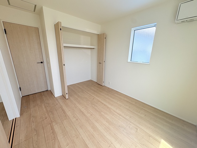 【２号棟】リビング横のお部屋です。5.28帖の使い勝手の良い洋室。のスライド画像