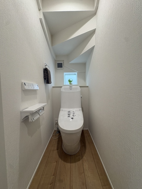 【２号棟】階段下の空間を有効活用！こぢんまりとした、秘密基地のような空間にお子様も大喜びです。のスライド画像