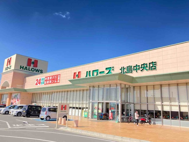 夜遅くでも買い物ができる２４時間スーパーのスライド画像