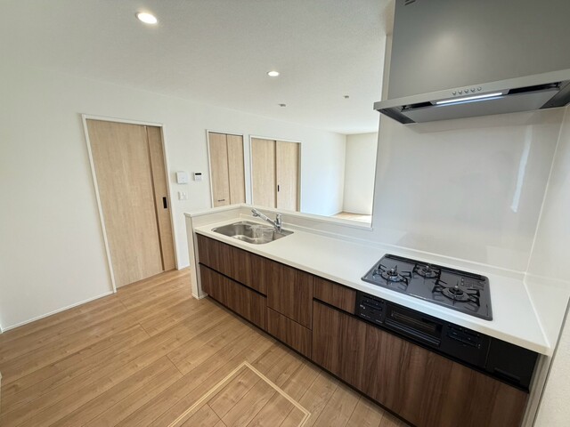 【3号棟】<br>スライドタイプの収納で、奥までしっかりと収納空間を利用できます。取出しも簡単♪のスライド画像