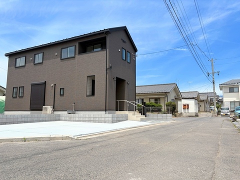 前面道路が広く駐車しやすい角地です。