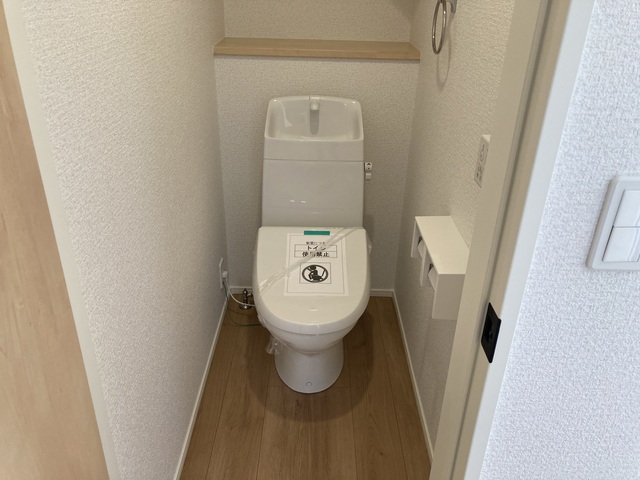 2号棟　温水洗浄便座　お手入れの楽なシンプルトイレのスライド画像