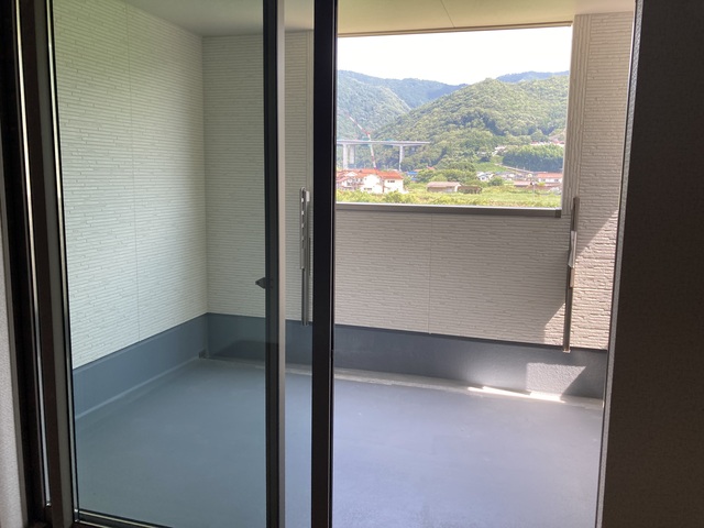 2号棟　屋根のあるバルコニーで雨の日も安心<br>のスライド画像