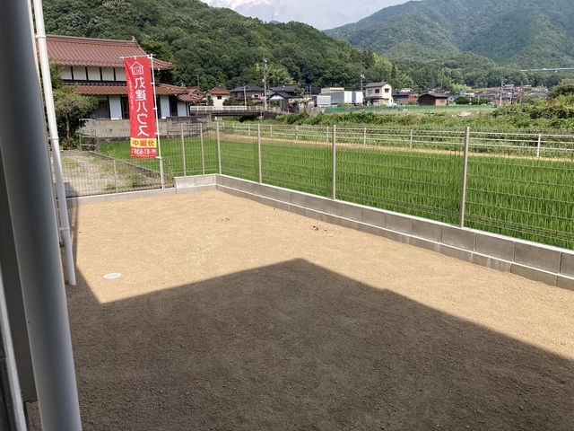 2号棟　リビングから見えるお庭は開放的な奥行き3.6ｍ～4.1ｍのスライド画像