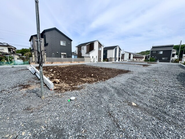 【2号棟】<br>カースペース4台分（車種による）、宅配ボックスありのスライド画像