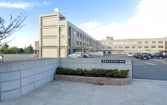 吉田方小学校：約800ｍ（徒歩約10分）のスライド画像
