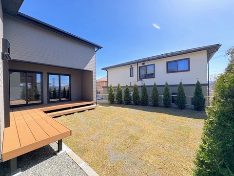 広々とした天然芝のお庭